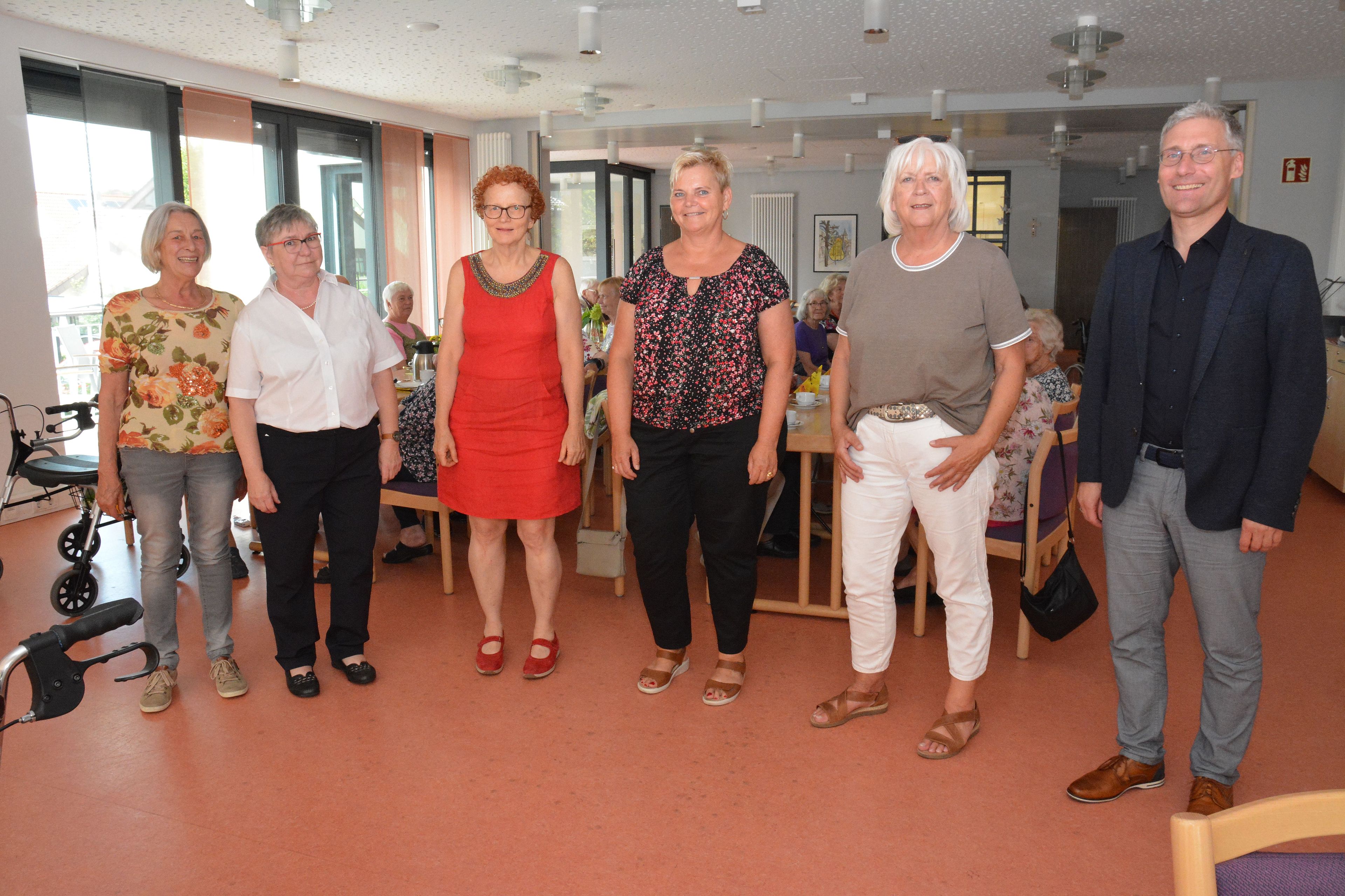 Waltraud Kraus, Ute Janzen vom Vorstand des DRK, Elke Lorenz, die Koordinatorin des Generationentreffs, Verena Petter, Stadträtin Martina Sauerbier und DRK-Geschäftsführer Stefan Bott